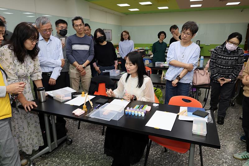 莊眉茵執行長示範「點點曼陀羅」的筆法。
