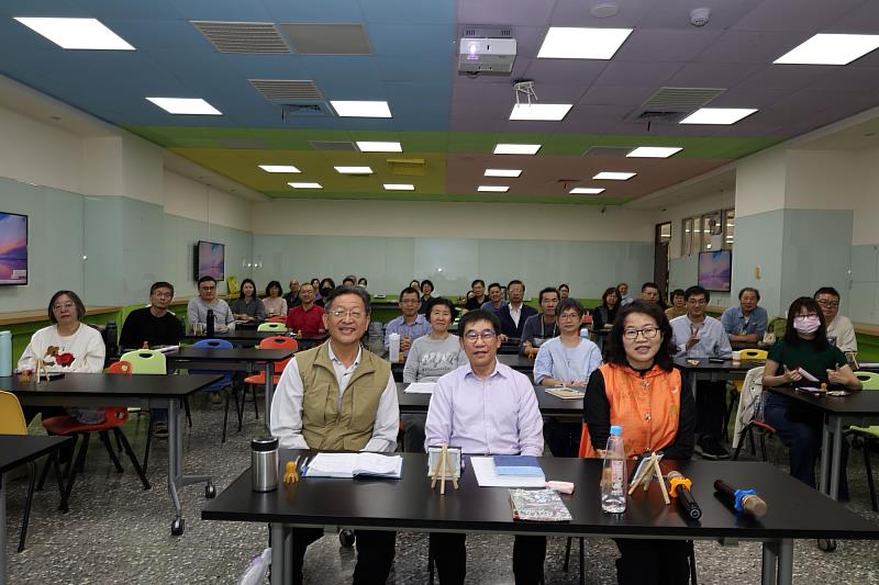 林三元律師（前排，中）與老師們合影，前排右1為通識教育中心黃淑貞主任。