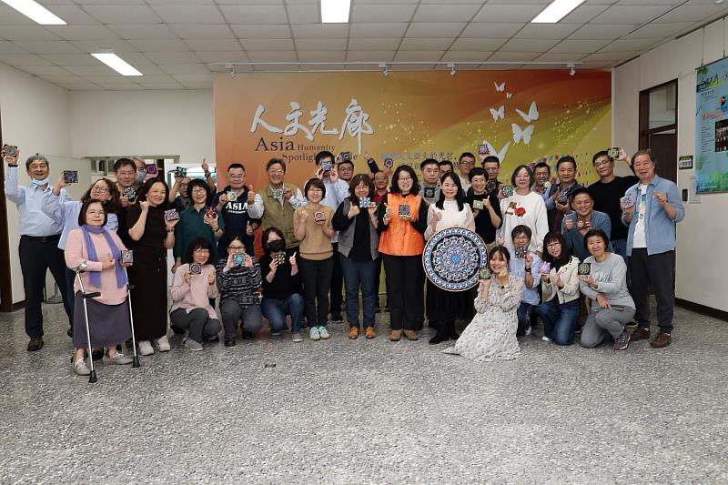 全體老師拿著自己彩繪的「點點曼陀羅」作品合影,前排右4為莊眉茵執行長,右5為通教育中心黃淑貞主任。