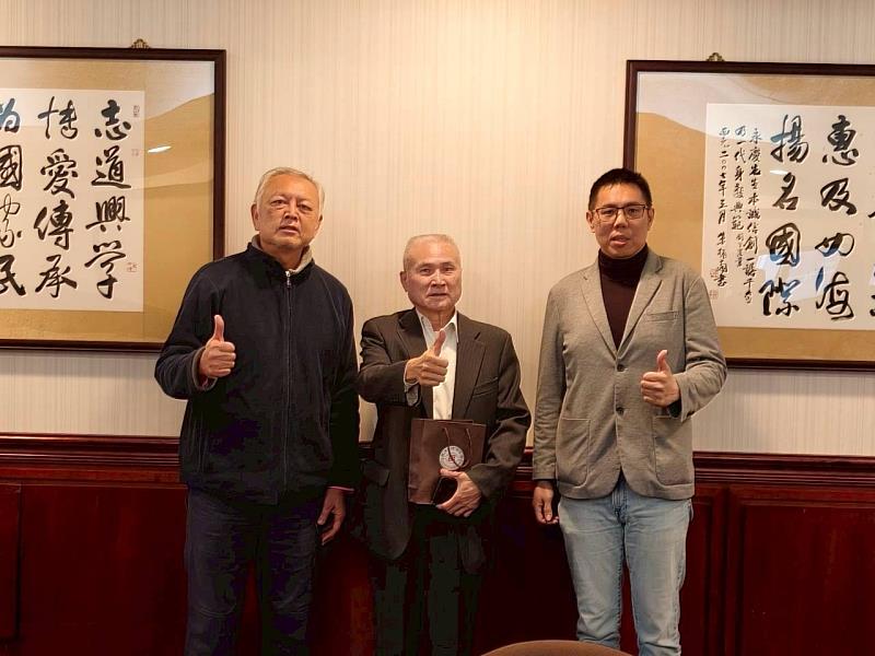 左起：劉祖華校長、陳勝光理事長、陳士章理事長。