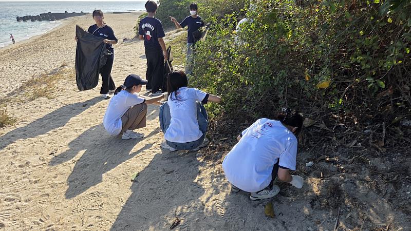 小琉球淨灘環境保護。