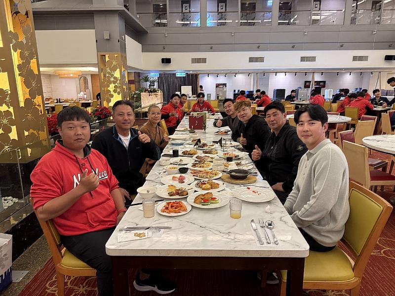 南華大學棒球隊與韓國檀國大學棒球隊進行餐敘交流,兩校教練團互動熱絡,展現持續深化合作的高度誠意。