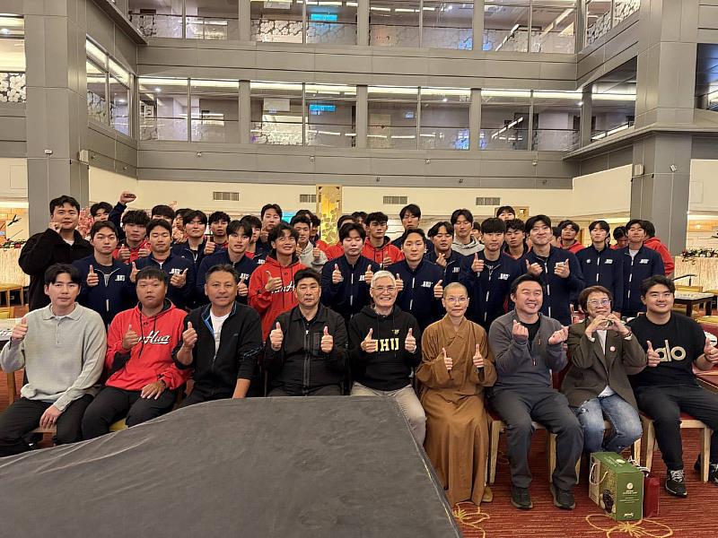 南華大學棒球隊與韓國檀國大學棒球隊進行餐敘交流,藉以深化棒球外交與國際交流,兩校合影留念。