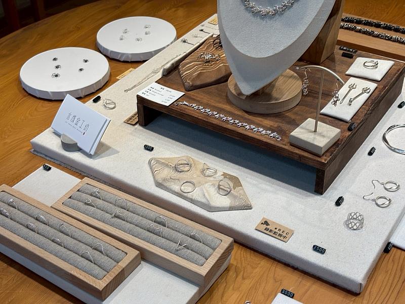 言成金工坊是教學型特色工坊，創辦人將「打金技藝」結合自身的「記憶」結合，提供一日與專業的金工課程，四位年輕金工師傅皆是技能競賽的得獎者，設計與製作一手包辦。