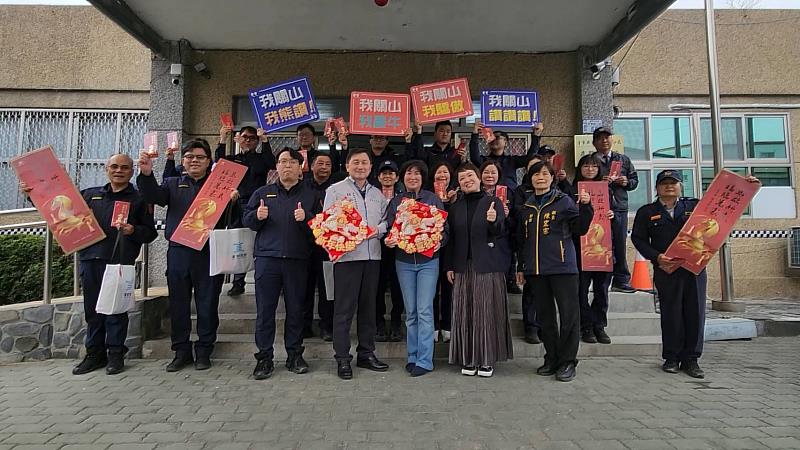 縣長饒慶鈴縱谷走春慰勉關山警分局及協勤民力