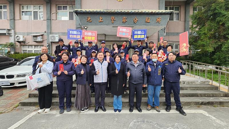 縣長饒慶鈴縱谷走春慰勉關山警分局及協勤民力