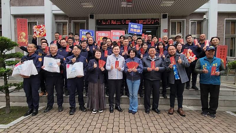 縣長饒慶鈴縱谷走春慰勉關山警分局及協勤民力