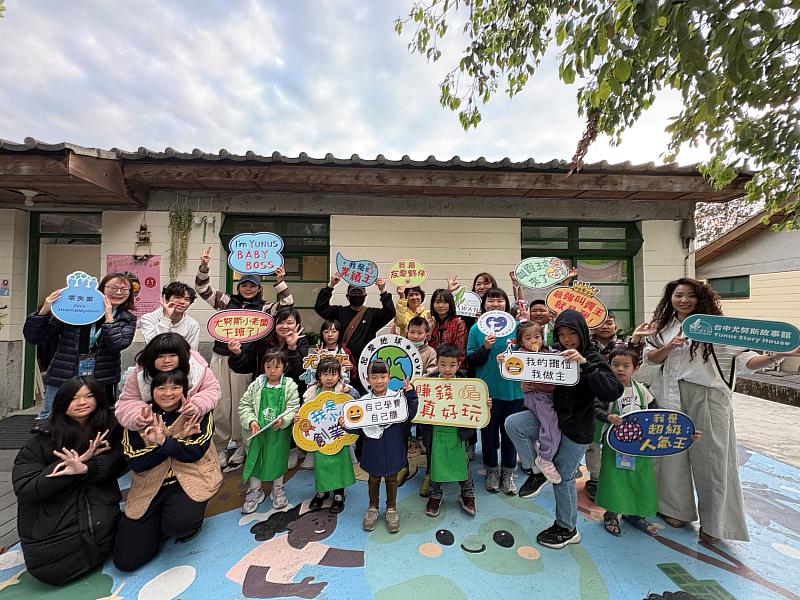 尤努斯小老闆市集 揮毫「三零」永續祝福