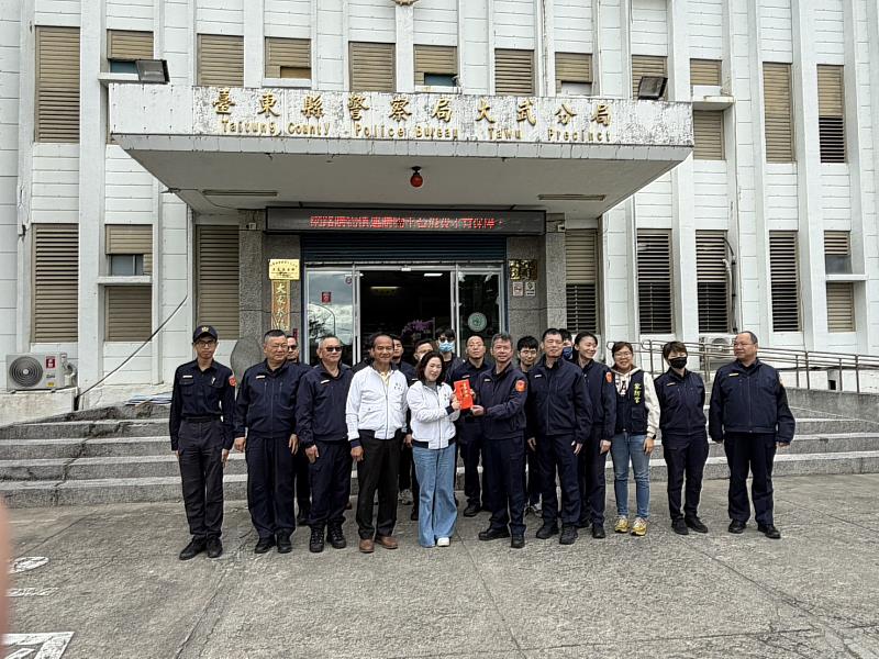 臺東縣議長吳秀華走春慰問大武警分局 頒發加菜金感謝執勤同仁辛勞