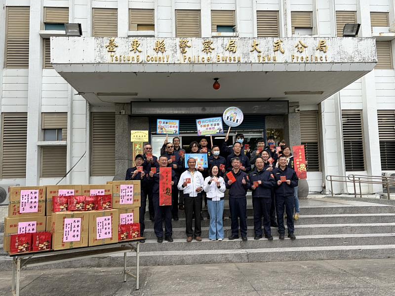 臺東縣議長吳秀華走春慰問大武警分局 頒發加菜金感謝執勤同仁辛勞