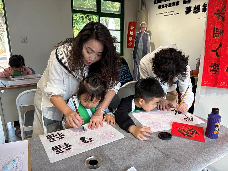 書法講師李宇甄（左）親自教學小老闆學寫書法。
