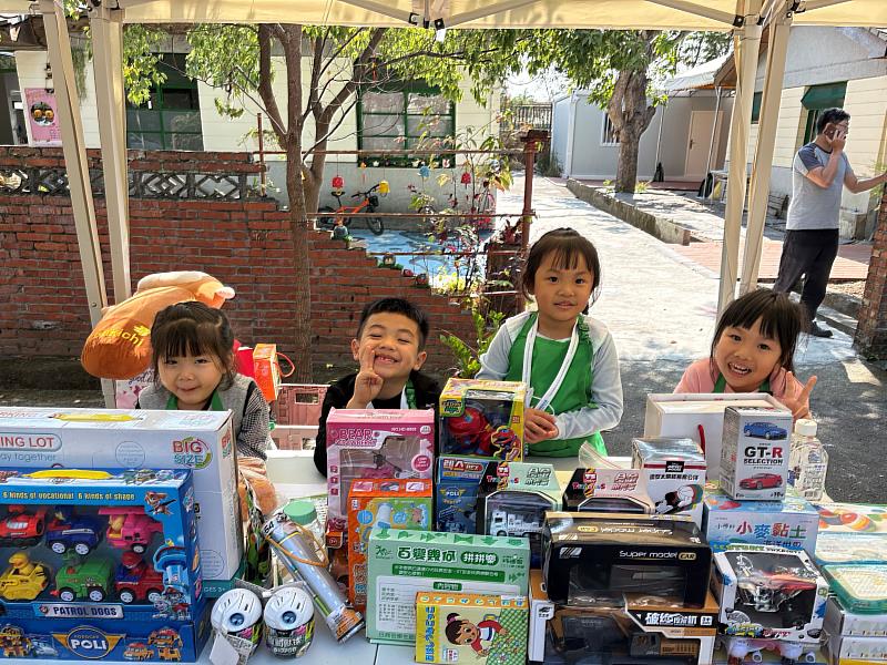 尤努斯小老闆們將家中的二手玩具進行販售，學習循環經濟與再利用的價值。