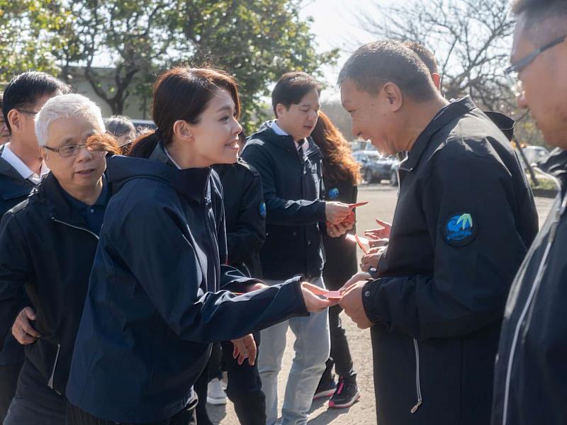 市長高虹安致贈紅包向第一線同仁表達感謝與祝福。