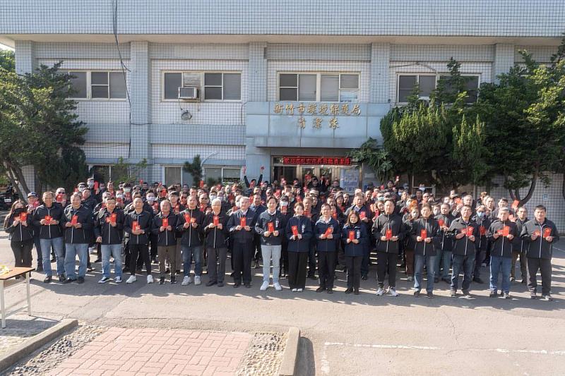 與會長官與清潔隊同仁合影留念。