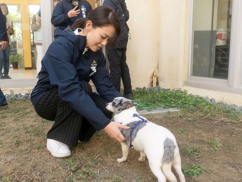 市長高虹安偕副市長邱臣遠今（10）日前往視察新竹市動物保護及防疫所。