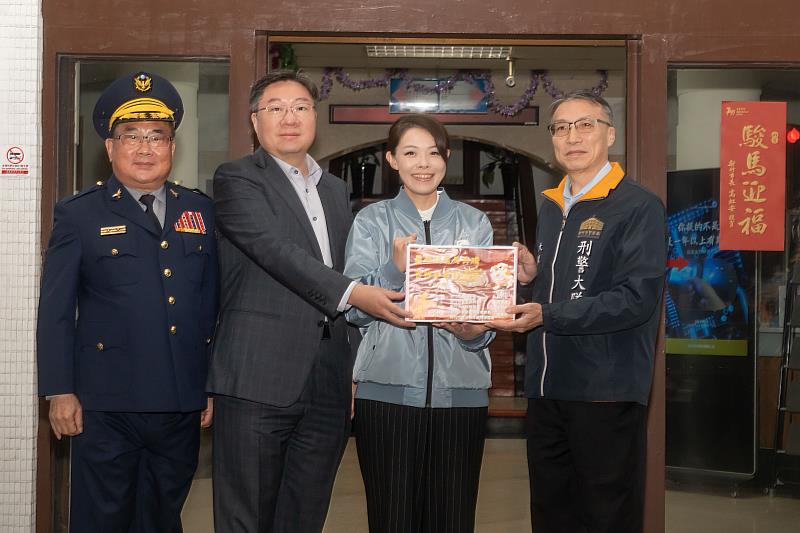 市長高虹安贈慰問禮。