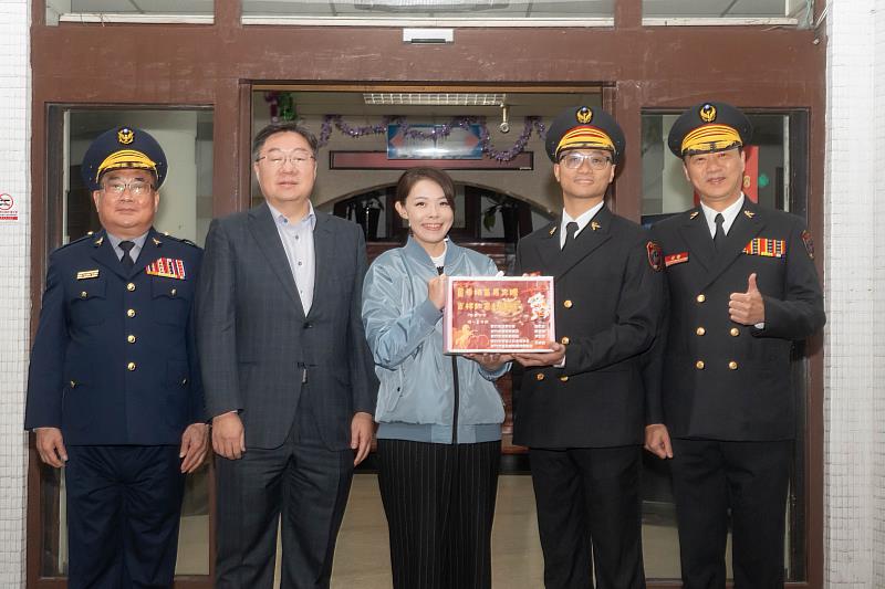 市長高虹安贈慰問禮。