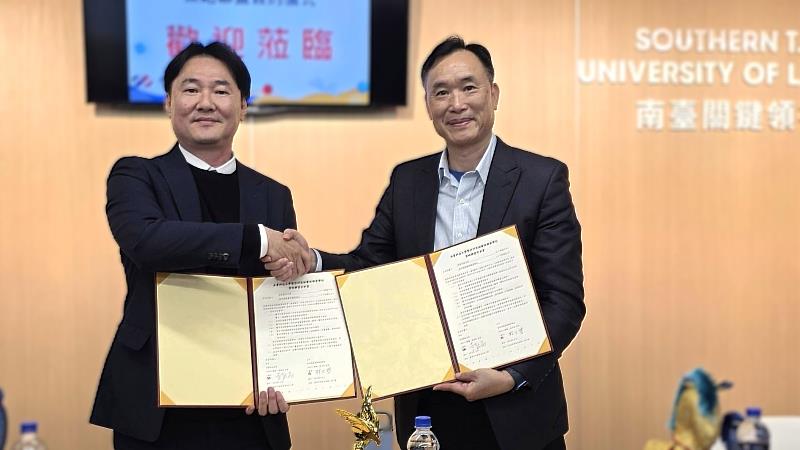 南臺科大校長黃能富與亞洲餐旅校長林士哲簽署策略聯盟,雙方攜手為台南餐飲教育注入AI科技新動能,共同培育智慧餐旅人才。