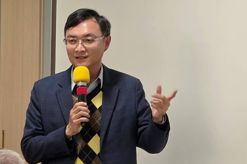 南臺科大商管學院院長林靖中致歡迎詞，介紹學院推動國際教育之成效。林院長詳細說明商管學院在國際交流、跨國產學合作的現況，並以「國際捷克大學生冬令研習團」為例，展示學生透過研習團與外籍學生深度互動的經驗，期許未來與亞洲餐旅的高職學子，共同開拓更寬廣的國際職涯。