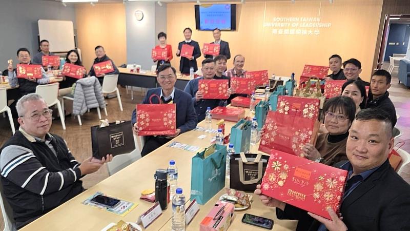 南臺科大傑出校友莫素娟理事長頒贈聲暉社小朋友親製、充滿春節喜氣的精緻禮品,溫馨見證南臺科大與亞洲餐旅的策略結盟,為現場增添濃厚的春節暖意。