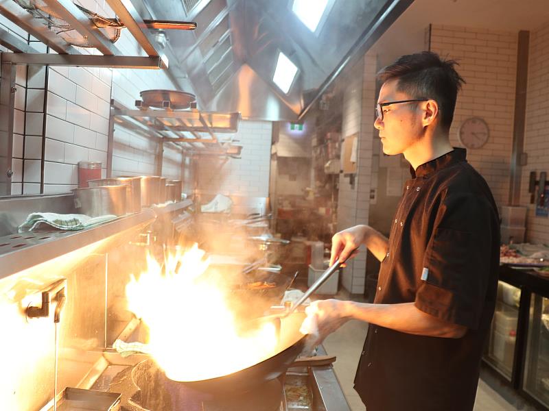 信義房屋方偉維曾在餐廳擔任廚師，後決定轉換跑道，開啟人生另片天。