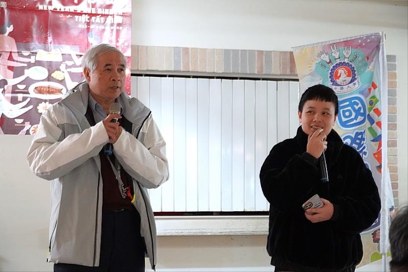 副校長兼國際專修部主任林育立（左）致詞關心學生健康與安全，並以馬年祝福勉勵同學學業順利、未來發展順心。圖右為工管系越南籍何橋妝同學。