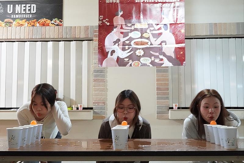 學生熱情參與「新春好運來」趣味闖關，在搶紅包的過程中感受臺灣年節的歡樂與祝福。