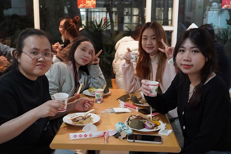 學生把握活動空檔互相合影，用笑容記錄在中華大學共度的新春佳節。