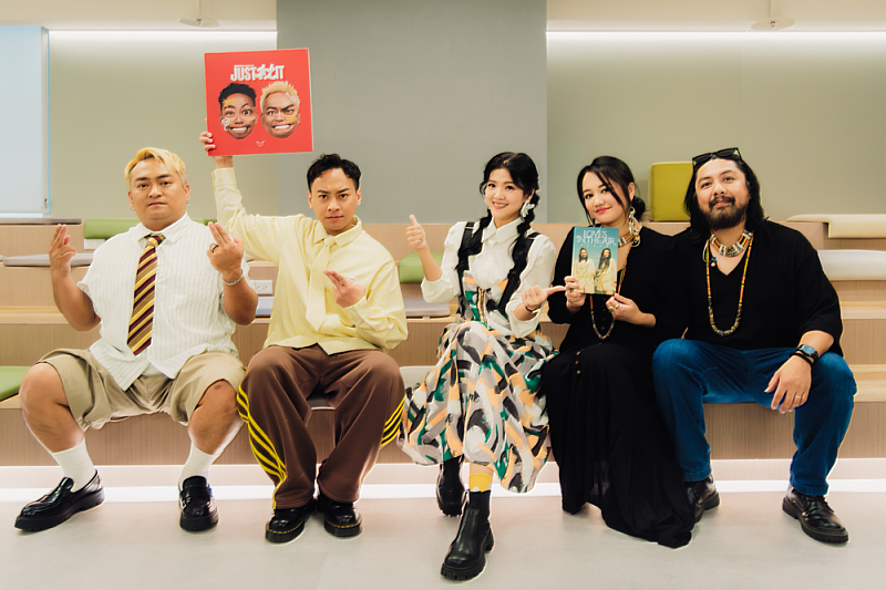 過年期間，原視頻道將首播《原Way星唱快閃計畫》最新一集「黑旋風」Lavurase杜紹穎（左2）、Bantjer杜家慶（左1）、「The Umaq屋瑪客夫婦」Sakinu Pavavaljung羅智輝（右1）、Savi Tanapima莎飛伊（右2）進軍KKBOX總部的精彩過程，中間為主持人咖啡糖賢齡。圖-原文會提供