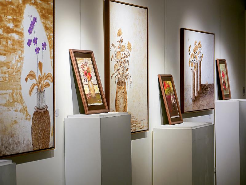 《鶯歌瓷藝畫燦花》展場一隅,平面畫作在靜謐空間中鋪展,畫面溫潤而療癒,邀請觀眾走進光點藝術中心,於新春時節細細欣賞花朵所承載的時間與祝福。