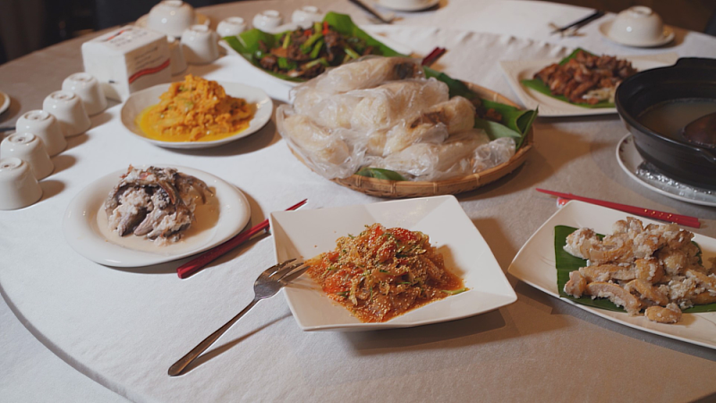 原視新聞節目《族語新聞》過年期間將播出「從年菜出發的族群故事」特別節目，帶領觀眾一看見部落族人如何透過傳統食材如邵族山芋、刺蔥、鄒族的山肉及阿美族的漁獲等，開心迎接新年。圖-原文會提供