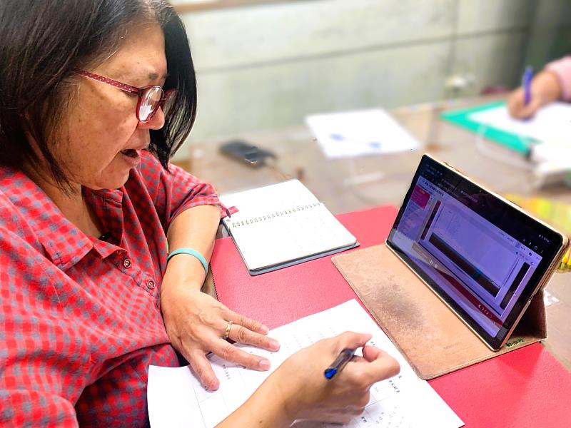 北分署協助企業與勞工申請「減班休息勞工再充電計畫」，輔導參加多元且符合市場需求的在職訓練。