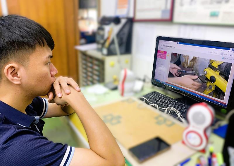 減班休息勞工利用勞動力發展署數位服務平台參加線上課程，依實際訓練時數領取津貼。