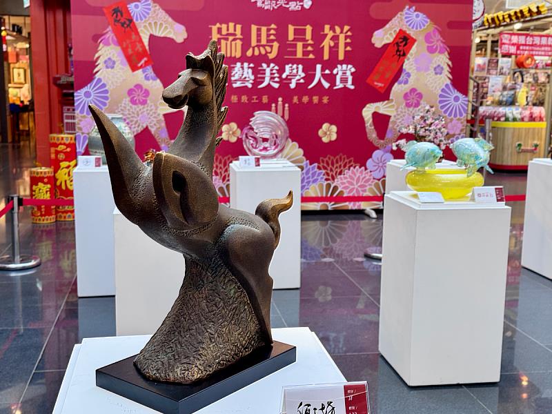 光點藝術中心藝術家羅廣維銅雕作品〈躍馬中原〉，以充滿動勢的造型與金屬質感詮釋蓄勢待發的精神，成為展場中備受矚目的亮點之一。
