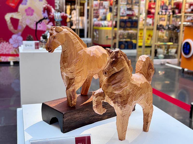 台灣檜木木雕馬作品保留天然木紋與手工雕刻痕跡，展現材質本身的溫潤質地與歲月層次，呼應年節象徵的祥瑞意象。
