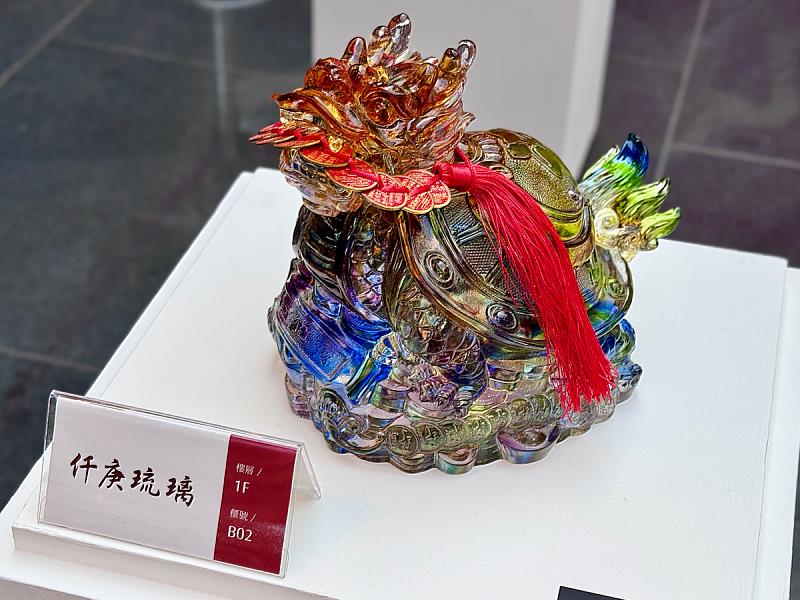 仟庚琉璃龍形創作以通透材質結合吉祥寓意，咬錢龍象徵財富與祝福，為年節展場增添喜慶氛圍。