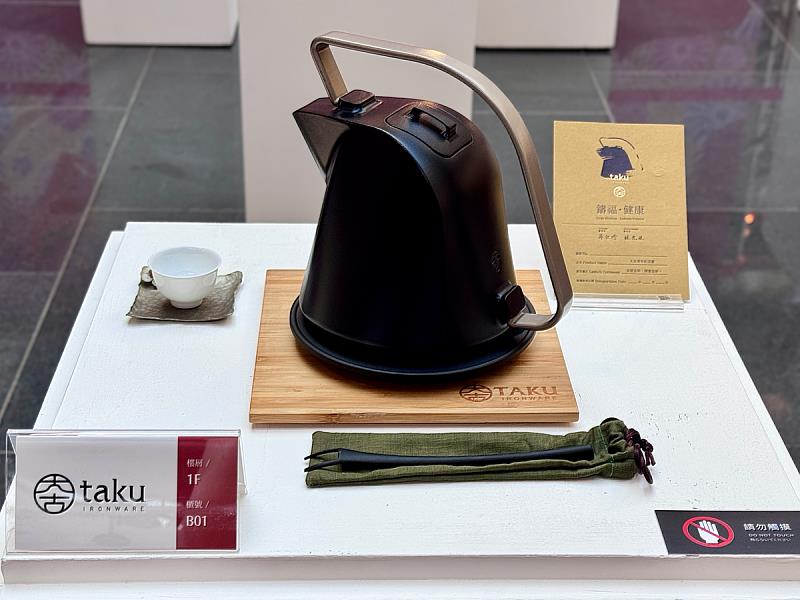 大古鐵器作品〈鑄福・健康〉以馬為造型意象，將鑄鐵工藝融入茶席日常，體現生活器物中兼具實用與美學的當代表現