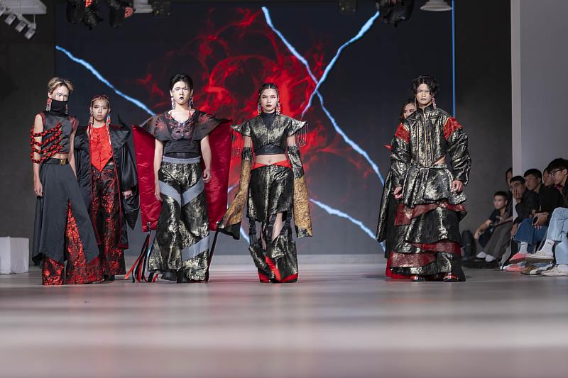 歐心渝的作品《夜宴》榮獲第2名。