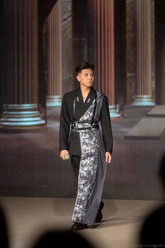 產攜專班的大四生身穿自己的作品走秀演出。