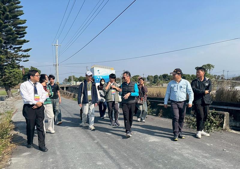 學生實地沿鹿場課圳導覽，觀察小水力發電設施與水流運作，學習如何在不破壞水環境前提下進行能源開發。