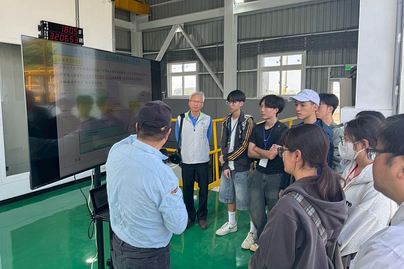 現場以圖文簡報方式，說明跌水工結構、小水力系統原理與再生能源應用，協助高中生理解課本知識與實際工程的連結。