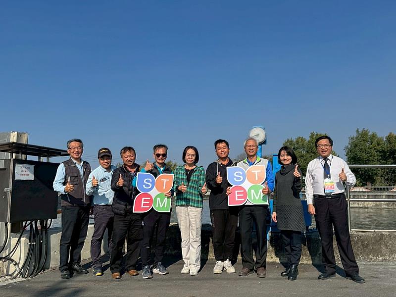 雲科大郭昭吟教授、潘志龍教授、農田水利署雲林管理處與台塑集團代表於參訪現場合影，見證跨域合作推動再生能源教育。