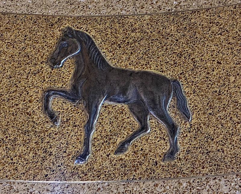 金色大廳能夠找到佛教「寶生如來佛」的坐騎。（圖由世界宗教博物館提供）