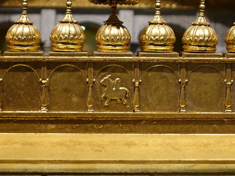 世界宗教展示大廳錫克教金廟建築模型有馬的圖騰。（圖由世界宗教博物館提供）