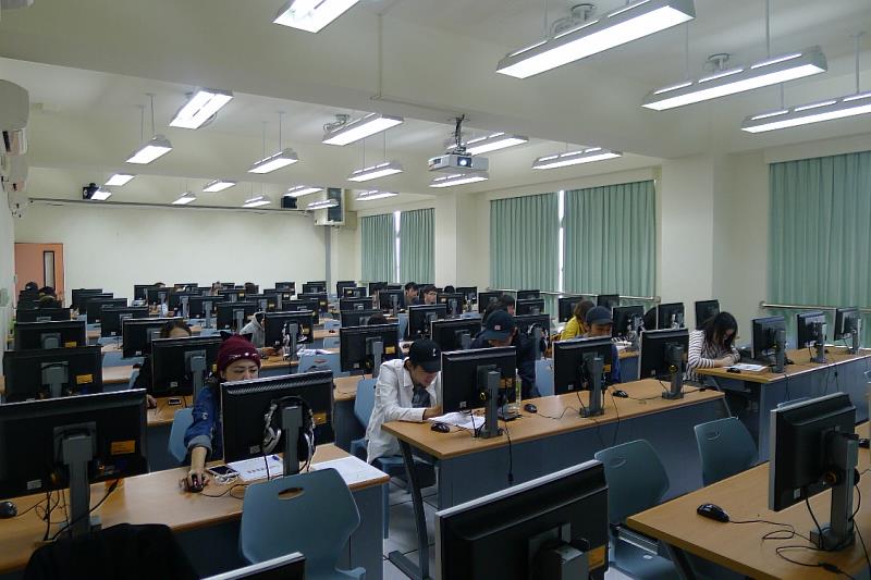 聖約翰科大設有6間通過認證的電腦教室，作為MOS與ACA等國際資訊證照的合格考場。