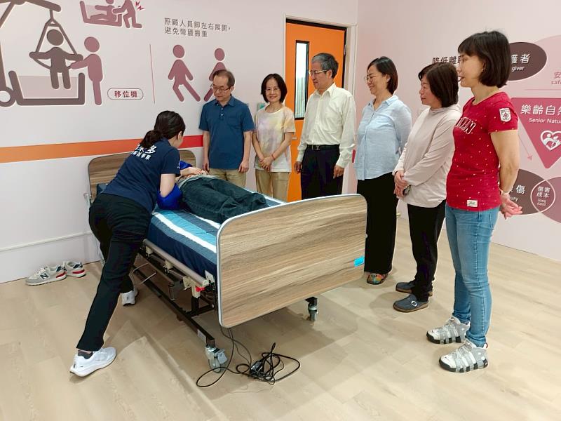 「自然照護訓練室」導入日本自然照顧協會推廣的自然照顧法，強調順應人體動作與姿勢，以提升照護品質並減輕職業傷害。