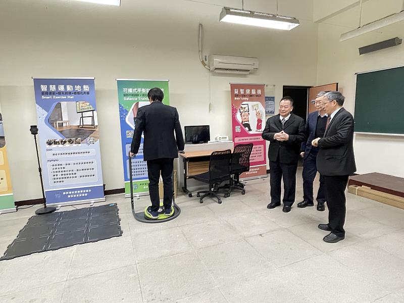 樂齡系建置「智慧樂齡健康教室」與「智慧照顧與賦能教室」，引進AI智慧監測與自立支援輔具，學生可以體驗結合溫暖手感與智慧科技的差異化優勢。