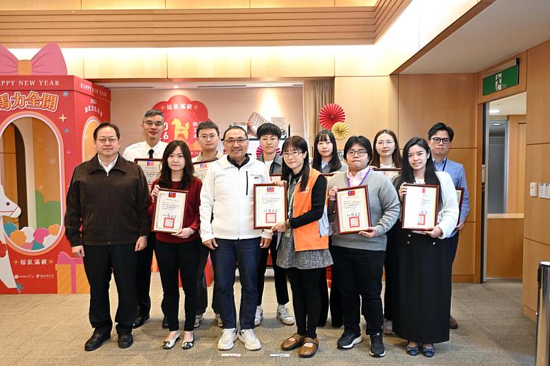 新北市長侯友宜與年度（114）績優研考人員合影