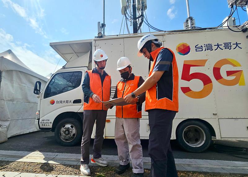 因應春節連假人潮，台灣大導入自研「AI智慧人流動態資源管理機制」，全天候即時監測全國人流變化與行動網路負載，並動員逾千人次工程師輪班待命。