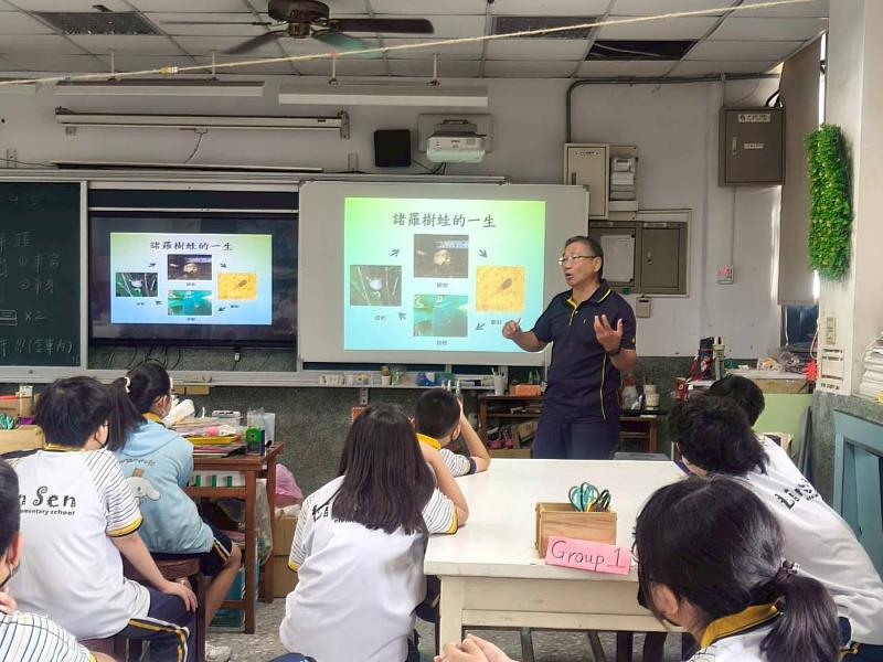 嘉義市新店社區巡守隊梁仁豪至鄰近小學向學童推廣諸羅樹蛙保育。